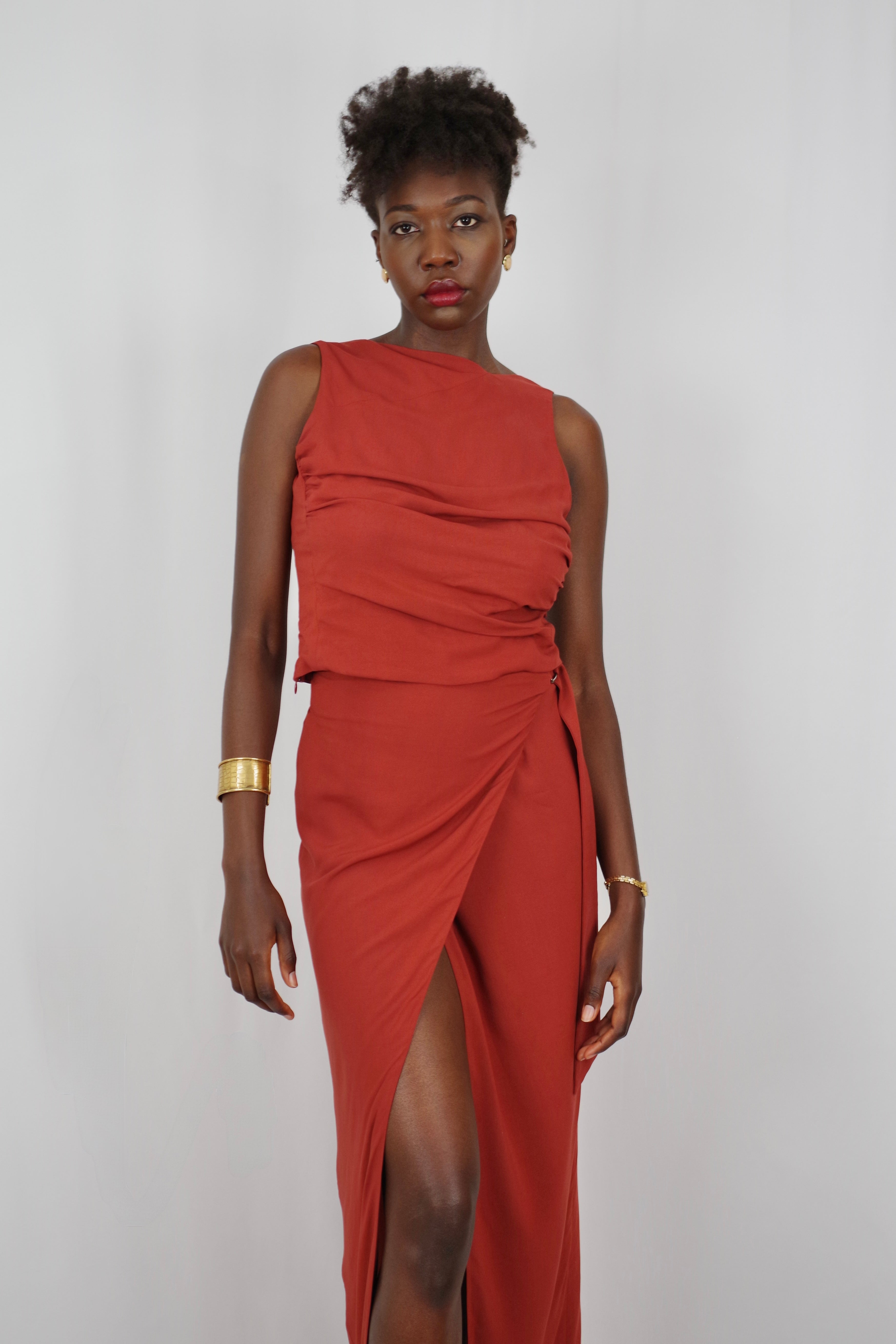 Saia Envelope Terracota Feminina Barbara – Comprimento Midi, Detalhe em Fivela, Look de Verão