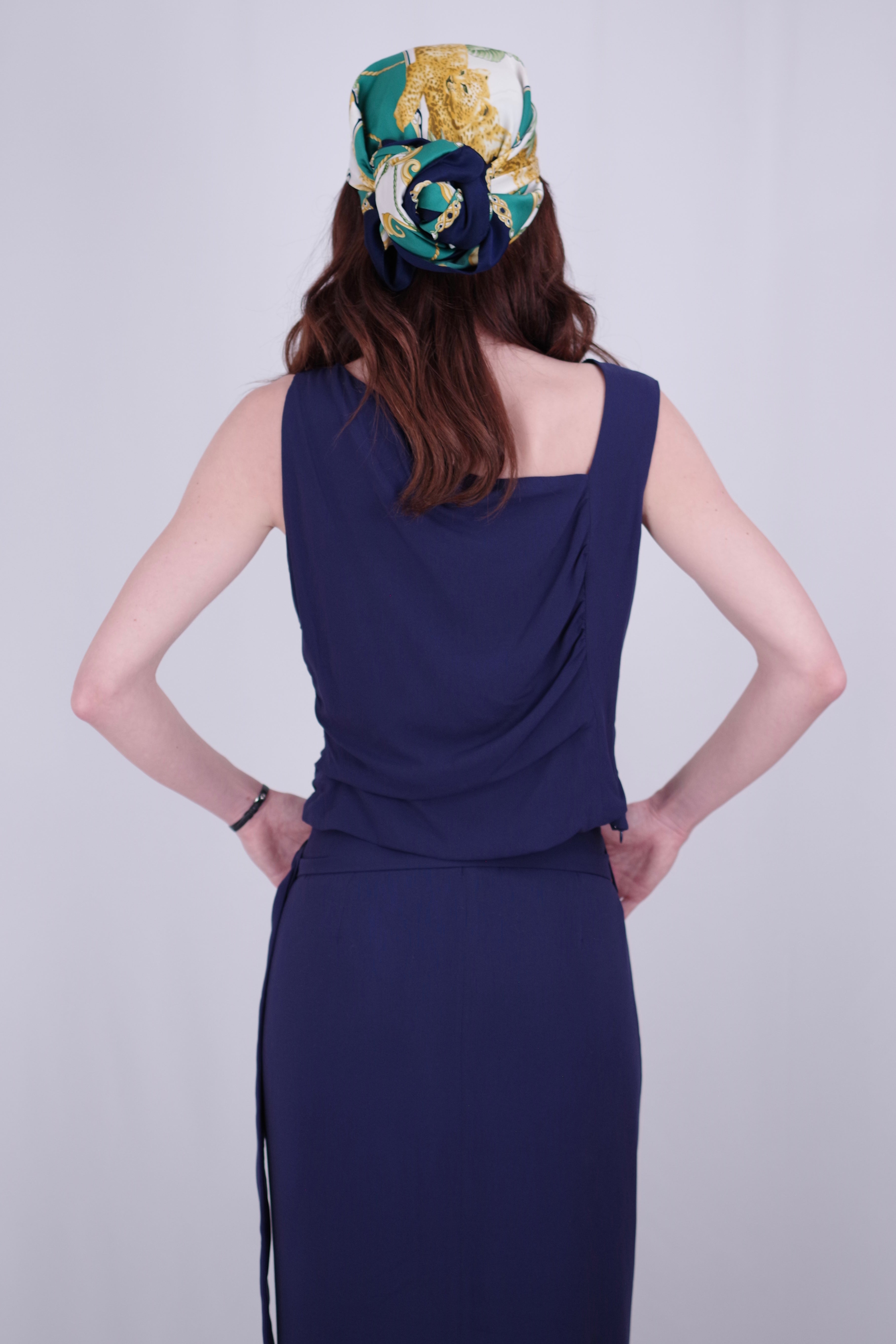 Top Marine Sans Manches – Bleu Marine, Encolure Courbe Sculptée