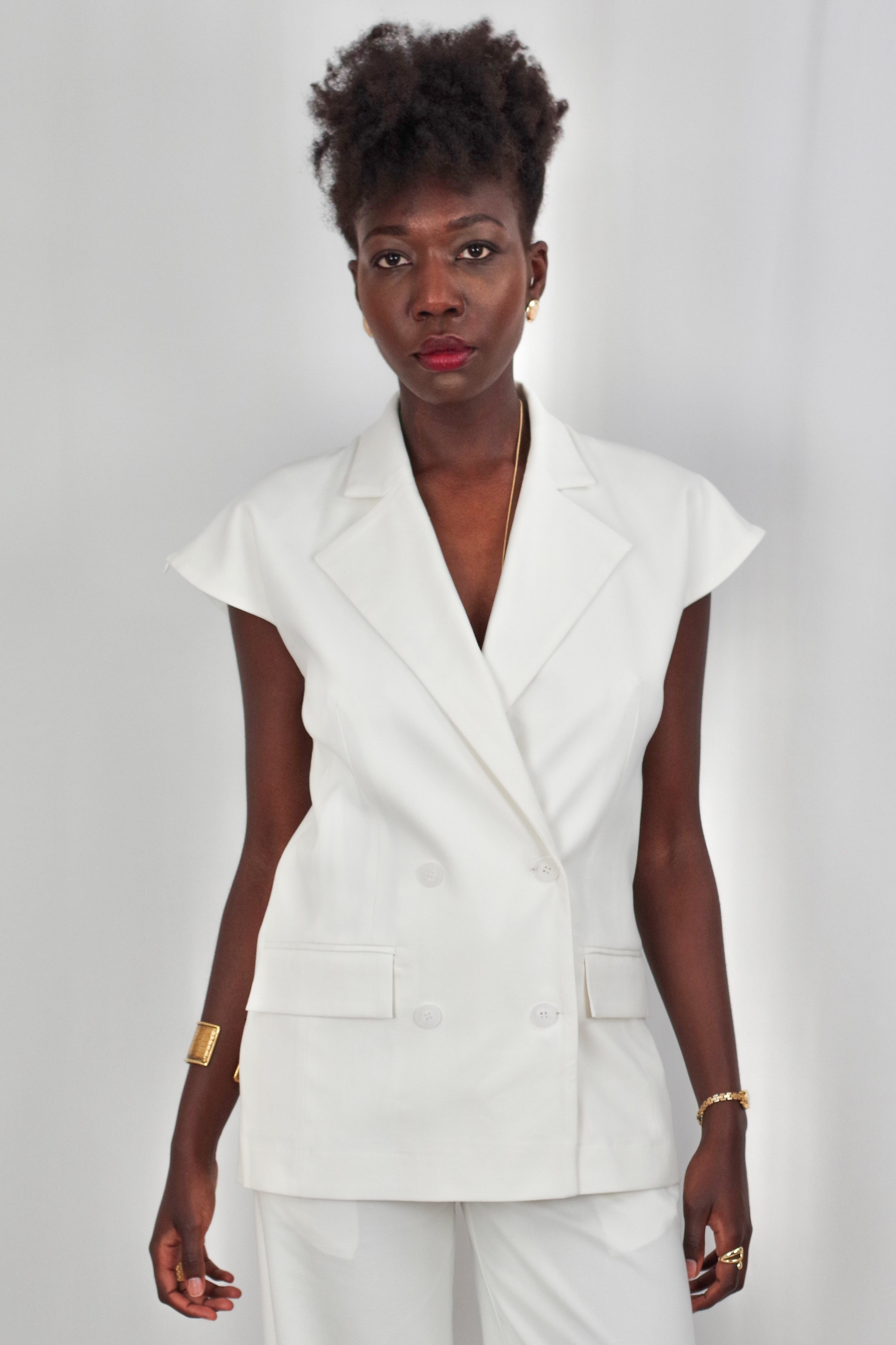 Gilet Féminin Amélia – Polyvalent, Manches Courtes, Ceinturé, Blanc