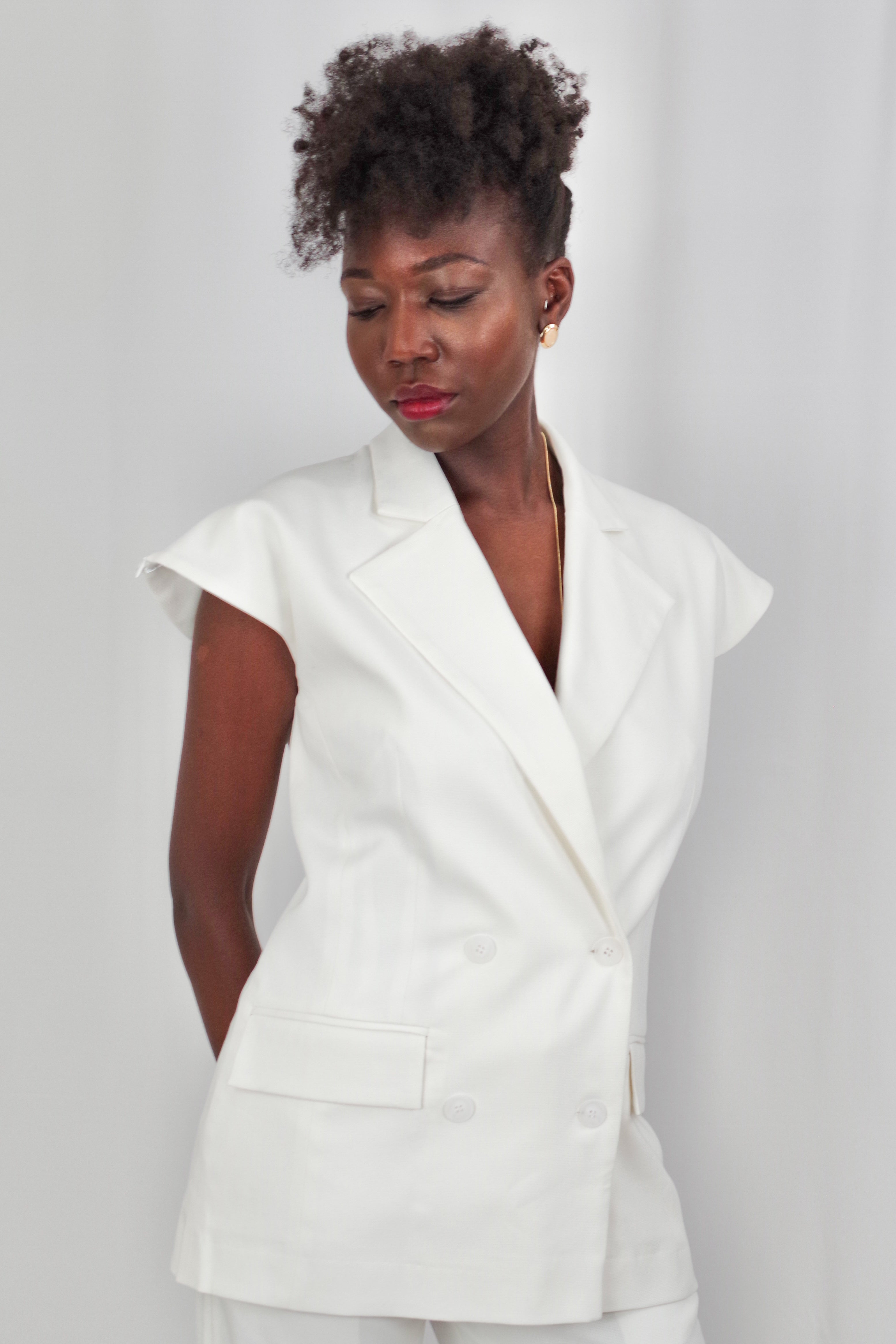 Gilet Féminin Amélia – Polyvalent, Manches Courtes, Ceinturé, Blanc