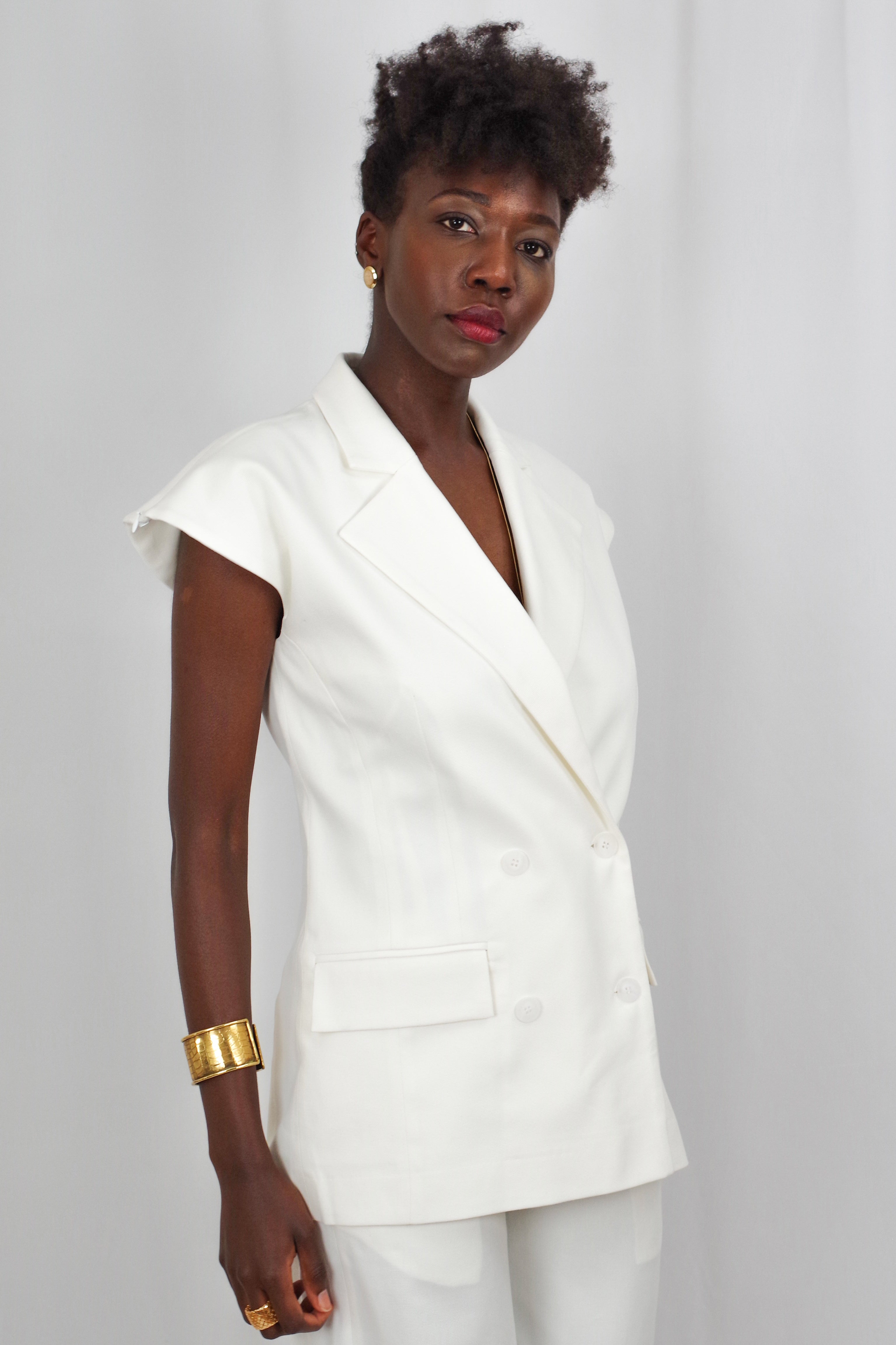 Gilet Féminin Amélia – Polyvalent, Manches Courtes, Ceinturé, Blanc