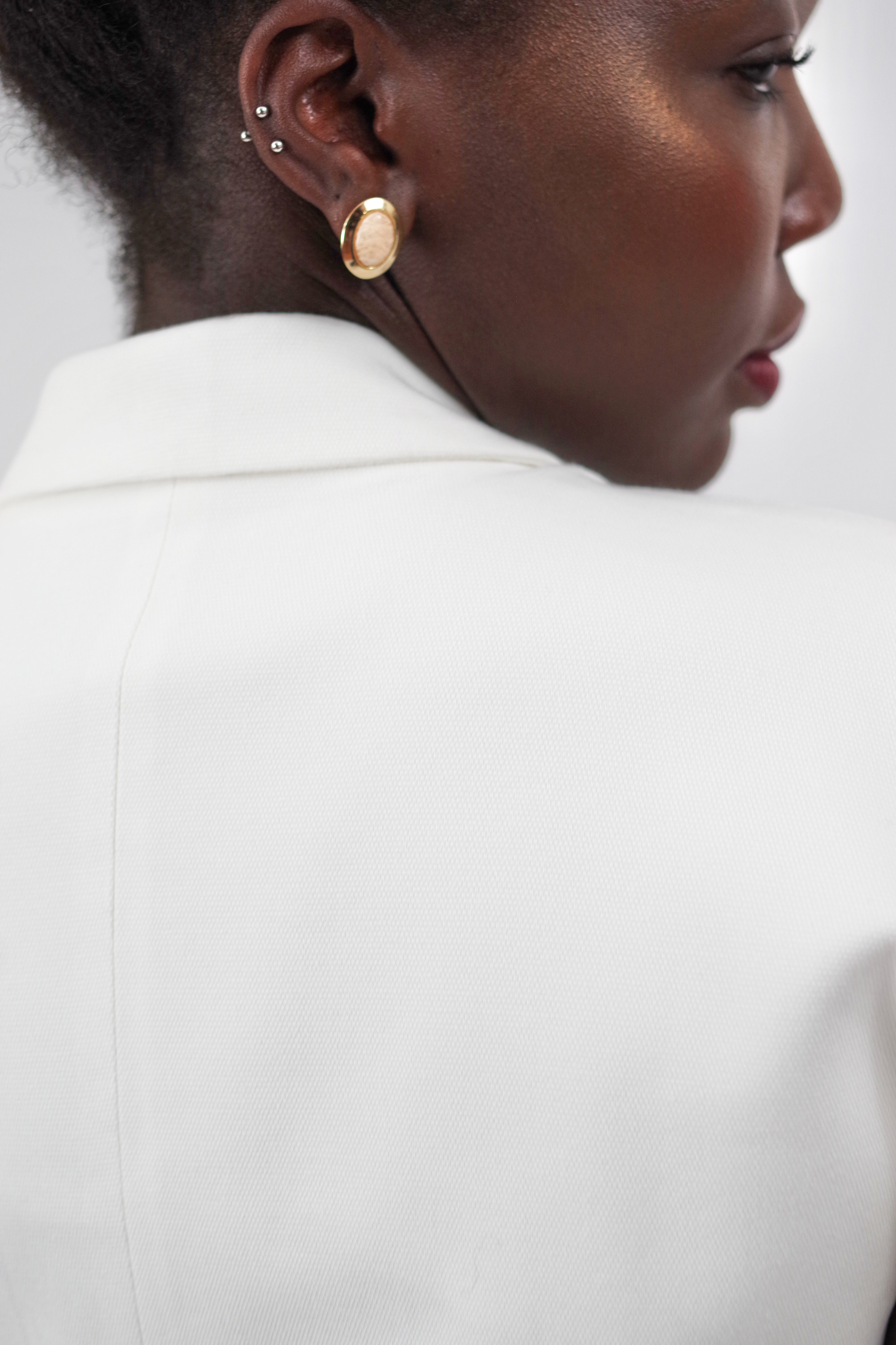 Gilet Féminin Amélia – Polyvalent, Manches Courtes, Ceinturé, Blanc