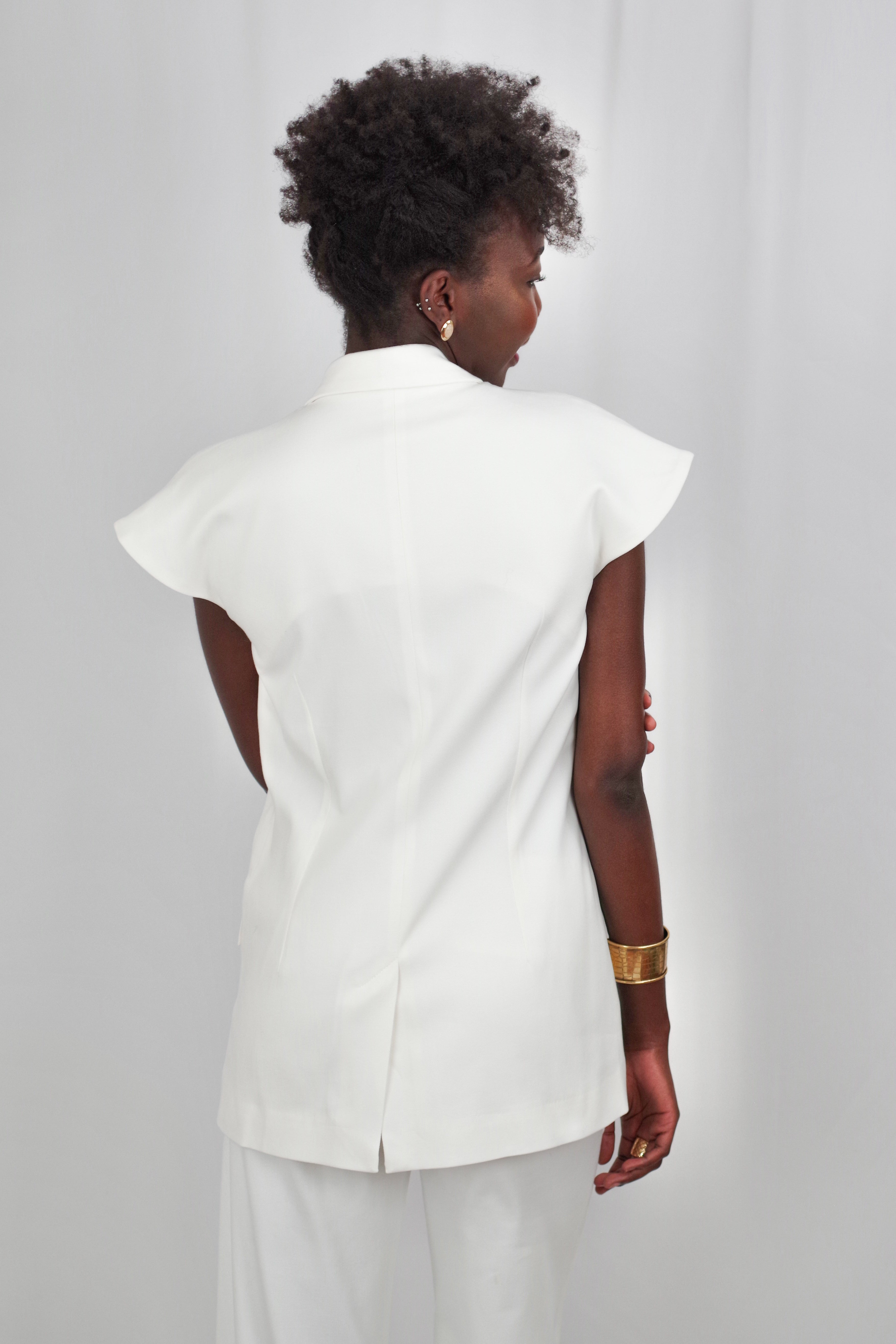 Gilet Féminin Amélia – Polyvalent, Manches Courtes, Ceinturé, Blanc