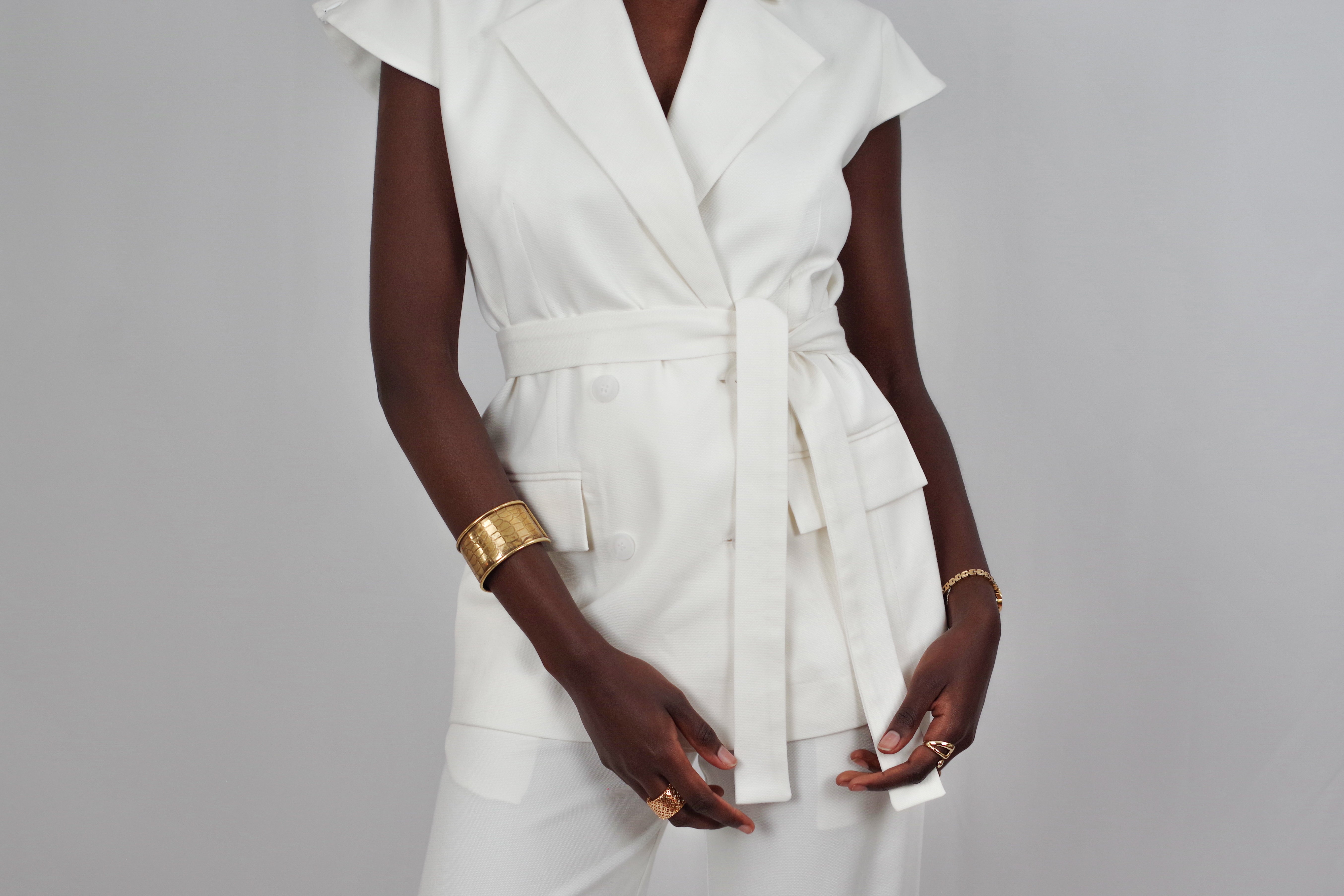 Gilet Féminin Amélia – Polyvalent, Manches Courtes, Ceinturé, Blanc