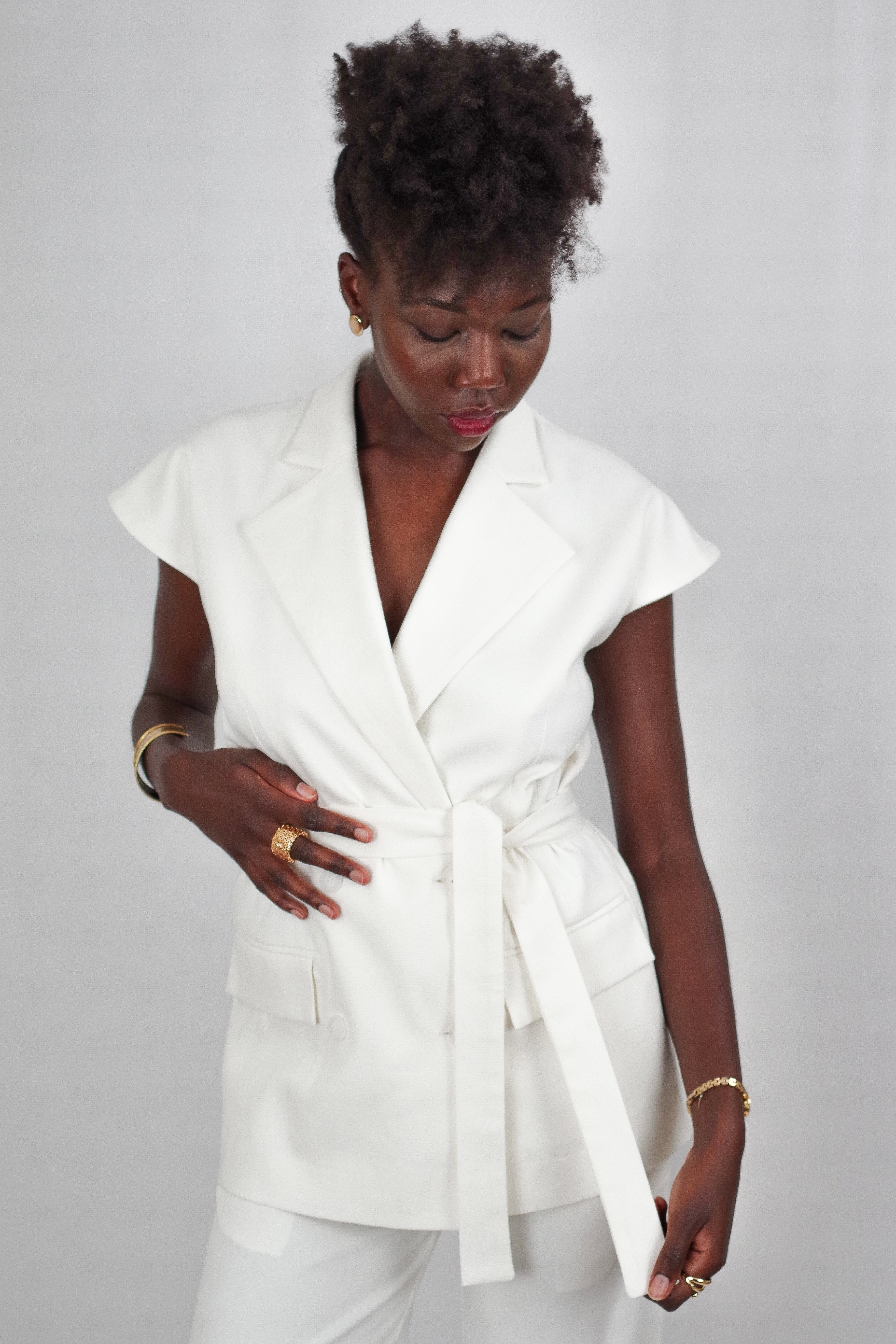 Gilet Féminin Amélia – Polyvalent, Manches Courtes, Ceinturé, Blanc