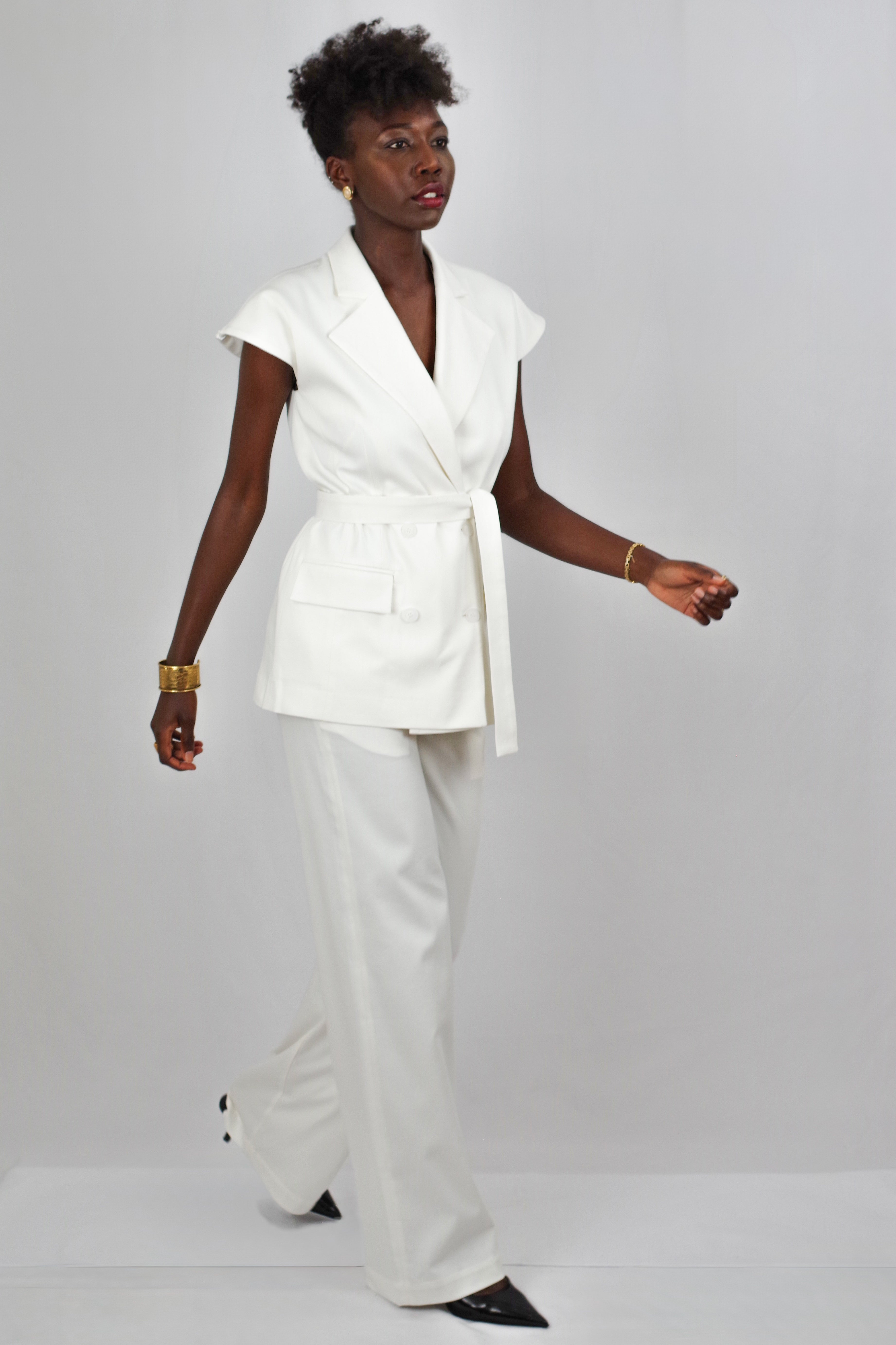 Gilet Féminin Amélia – Polyvalent, Manches Courtes, Ceinturé, Blanc