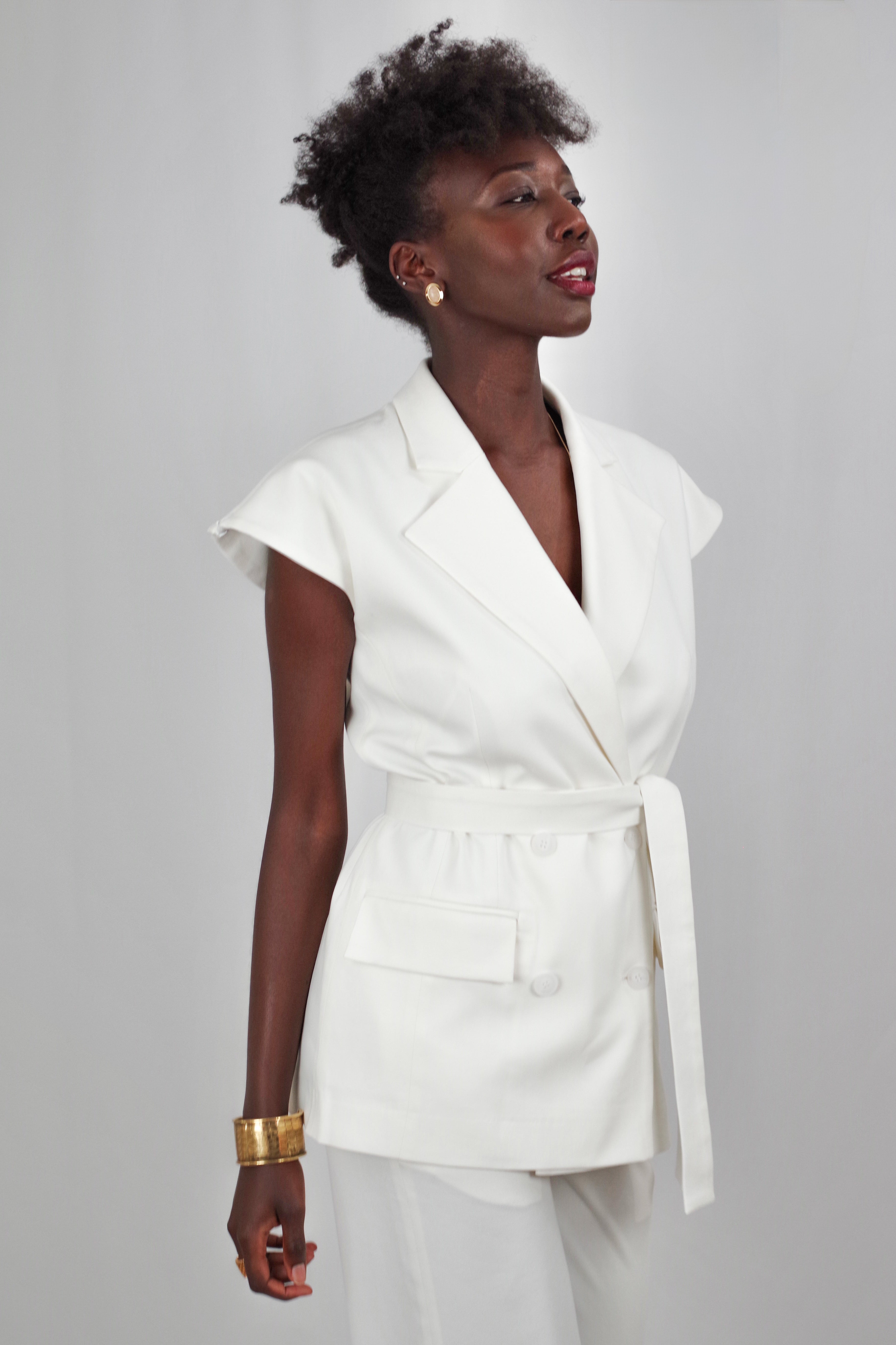 Gilet Féminin Amélia – Polyvalent, Manches Courtes, Ceinturé, Blanc