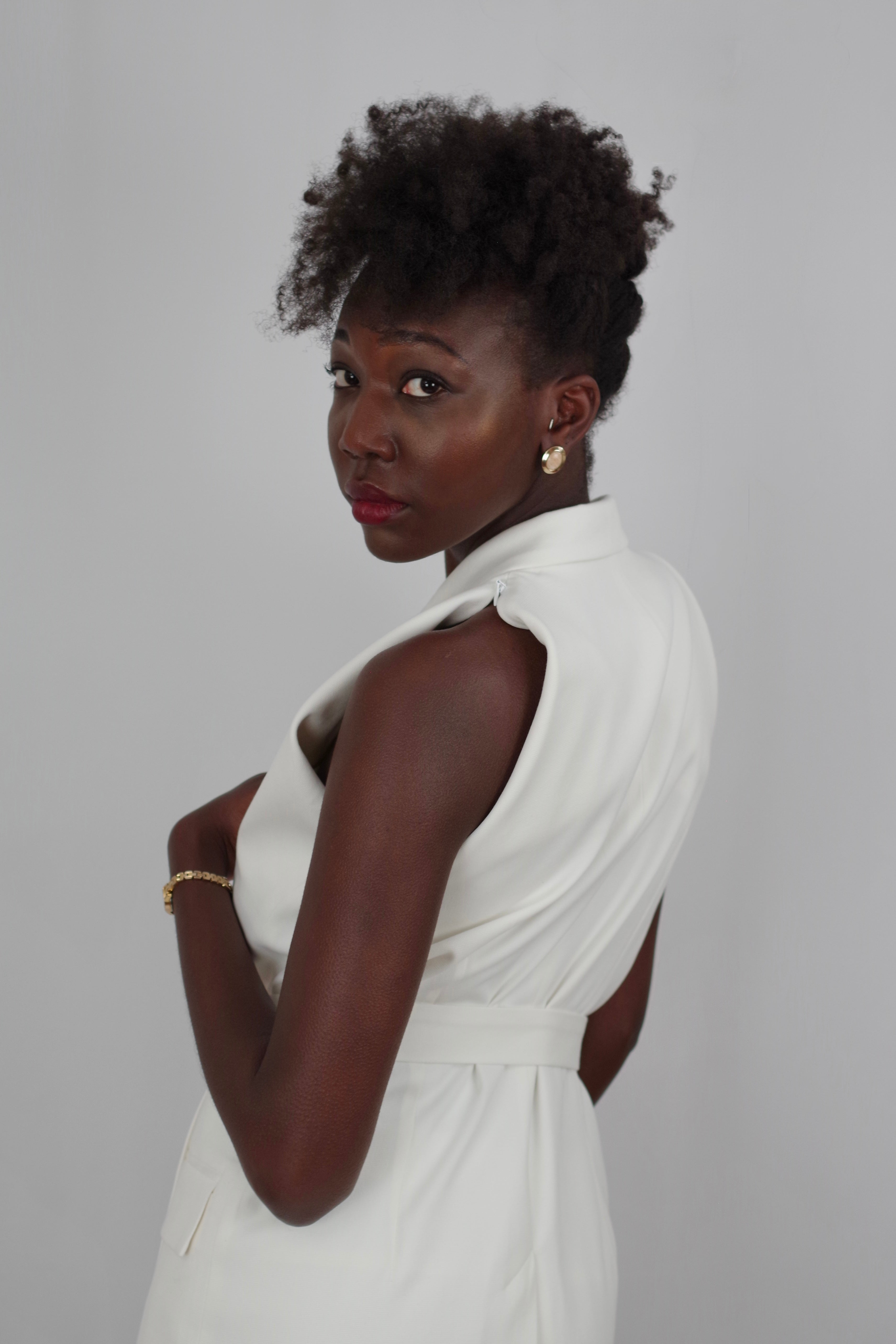 Gilet Féminin Amélia – Polyvalent, Manches Courtes, Ceinturé, Blanc